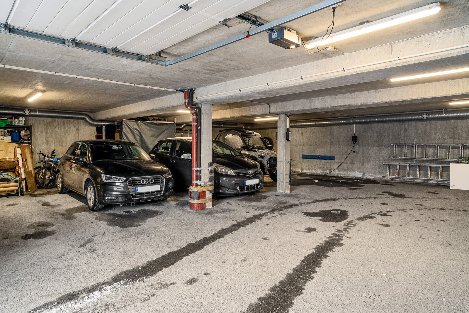 Fast parkeringsplass i felles garasjeanlegg.