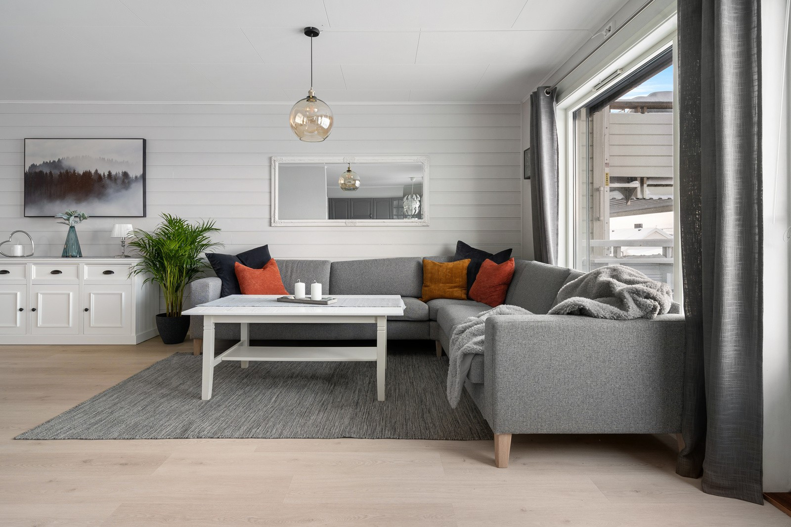 I stuen har du god plass for å møblere de sosiale sonene med sofa og tilhørende møblement.