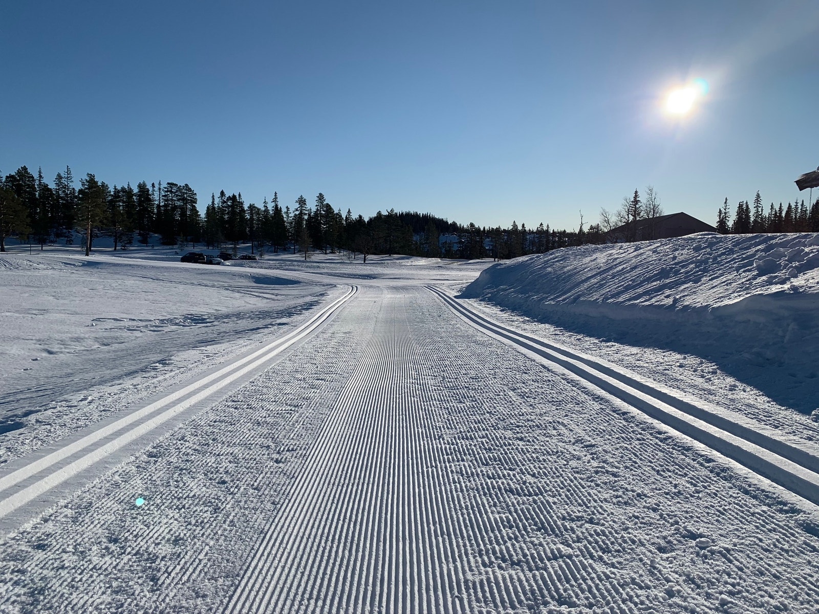 Milevis med oppkjørte langrennsløyper Galleribilde