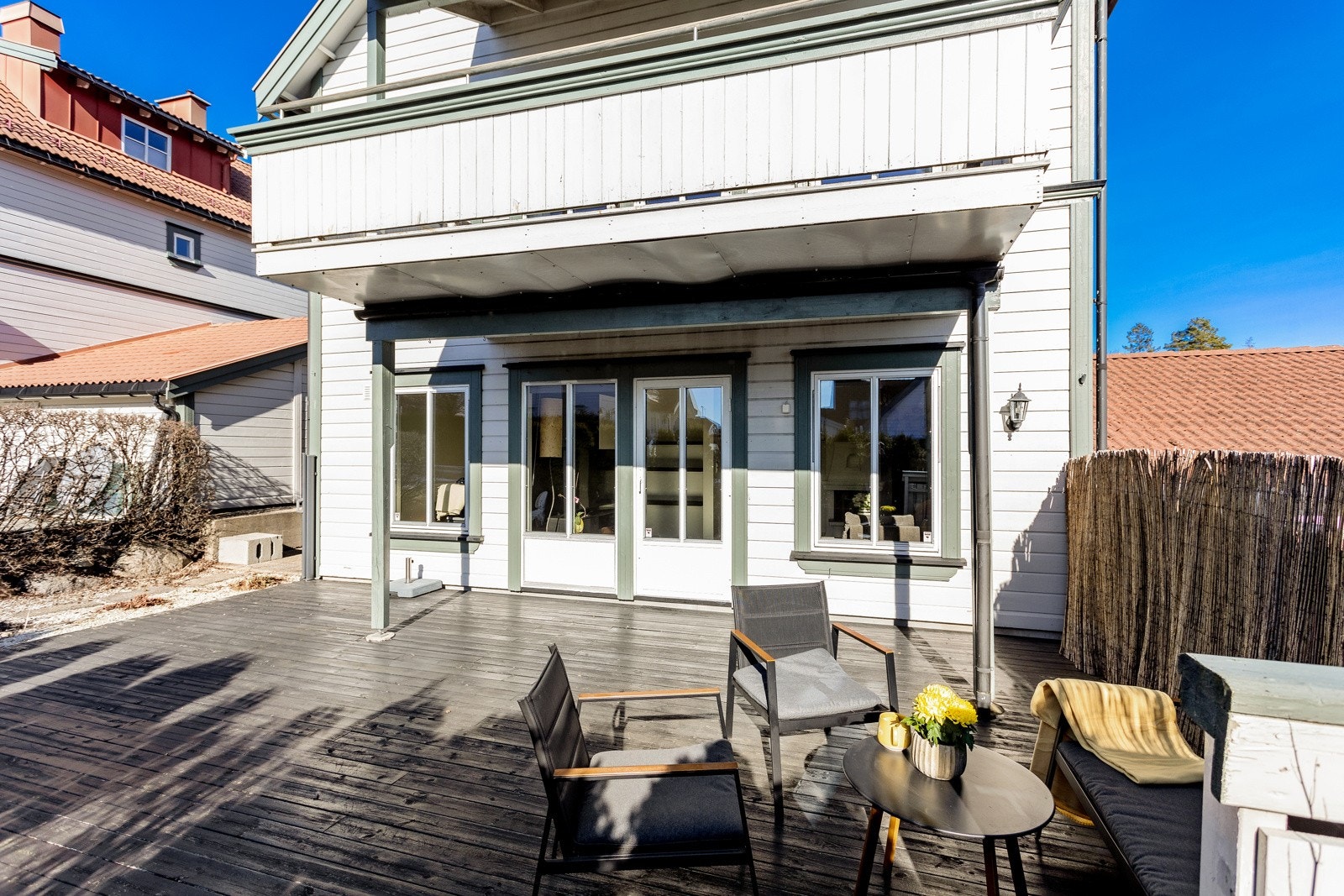 Her får du plass til flere soner for møbelering som sittegrupper og solsenger mm Galleribilde