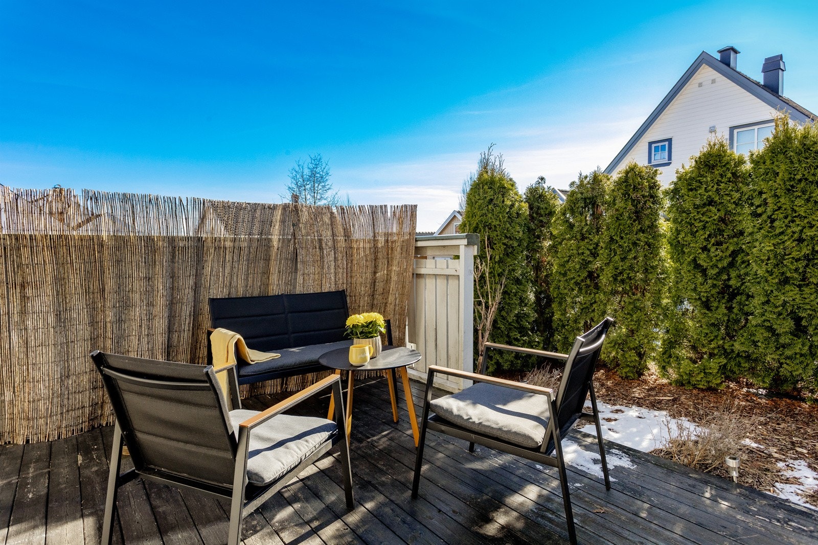 Stor og herlig terrasse med mange soner for møbelering Galleribilde