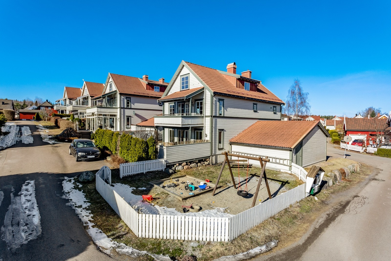 Lekeplass på utsiden eiendommen - Inngjerdet og trygg for barna Galleribilde