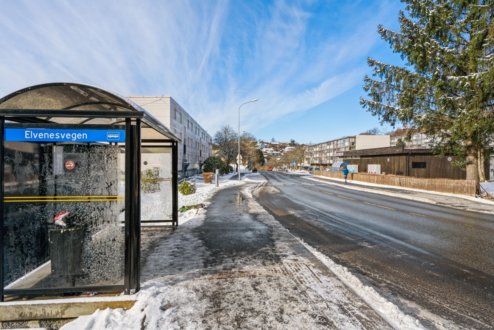 Bussholdeplass rett ute i veien. Galleribilde