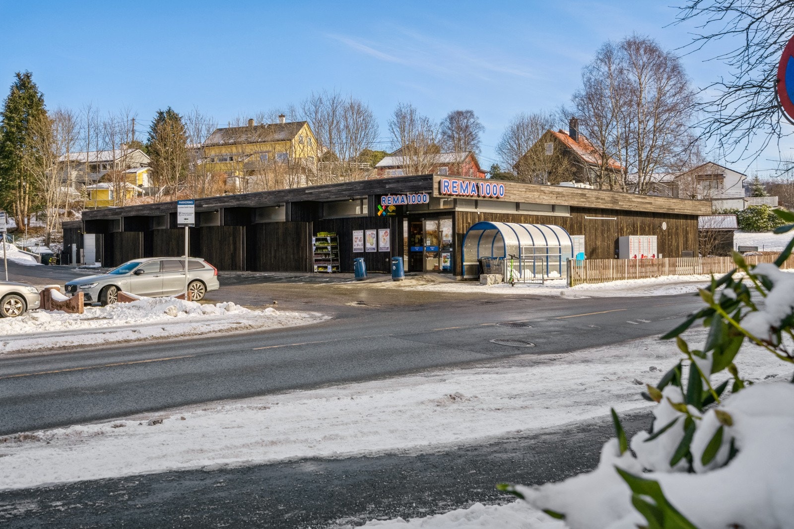 Rema 1000 er nærmeste butikk. Ligger ca. 100 meter fra egen inngangsdør. Galleribilde