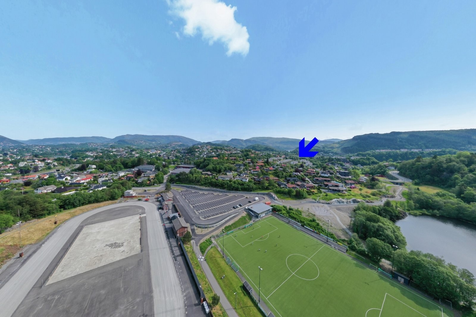 Himladronen. Bilde tatt fra Slåtthaug idrettspark. Fotballbane og skøytebane. Galleribilde