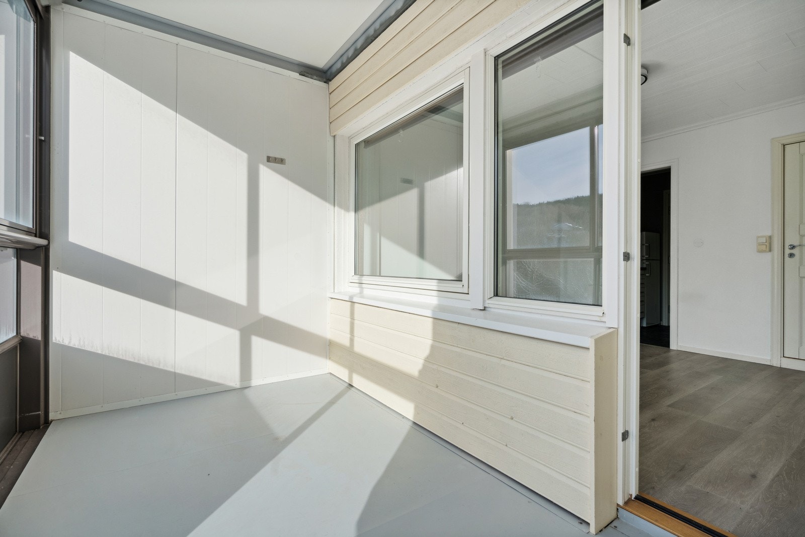 Stor flott innglasset balkong. Galleribilde