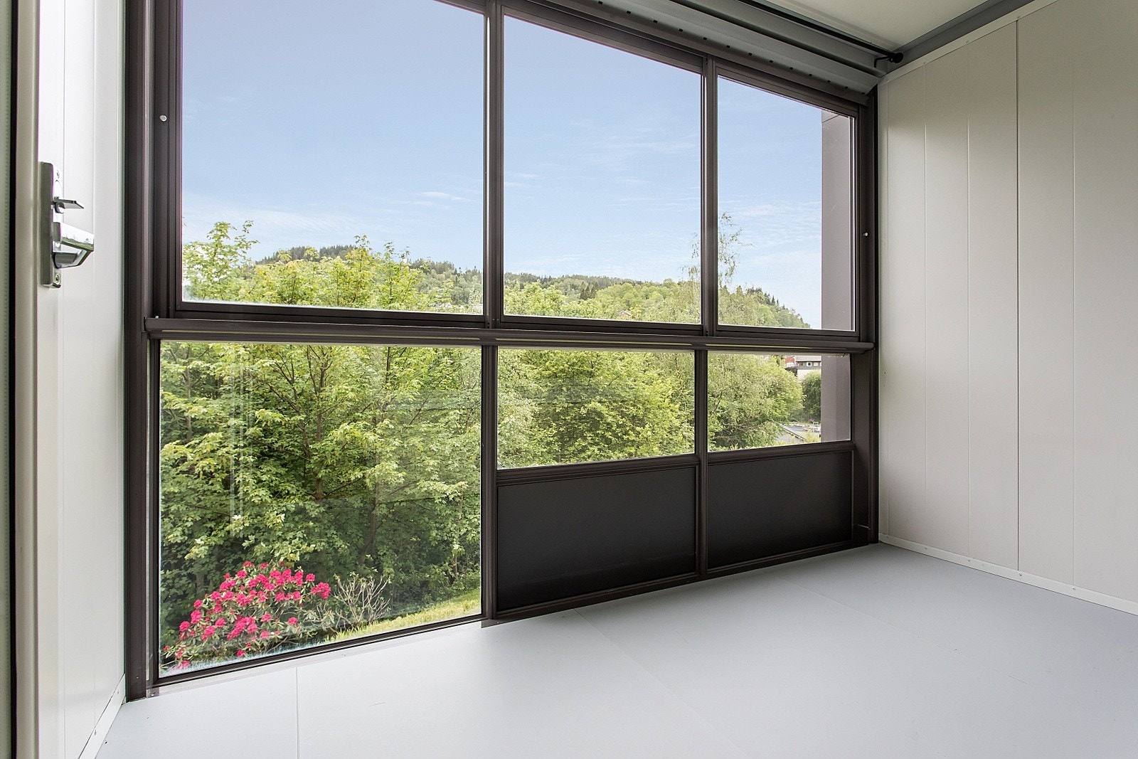 Stor flott innglasset balkong. Galleribilde
