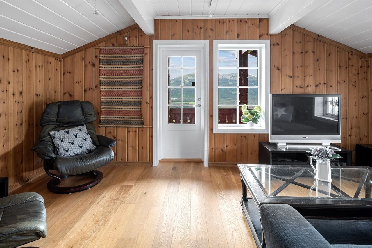 Utgang til vestvendt balkong med takoverbygg Galleribilde