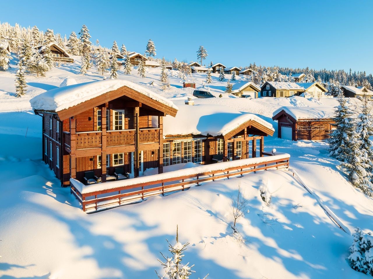 Flott innholdsrik hytte og garasje i stavlaft Galleribilde