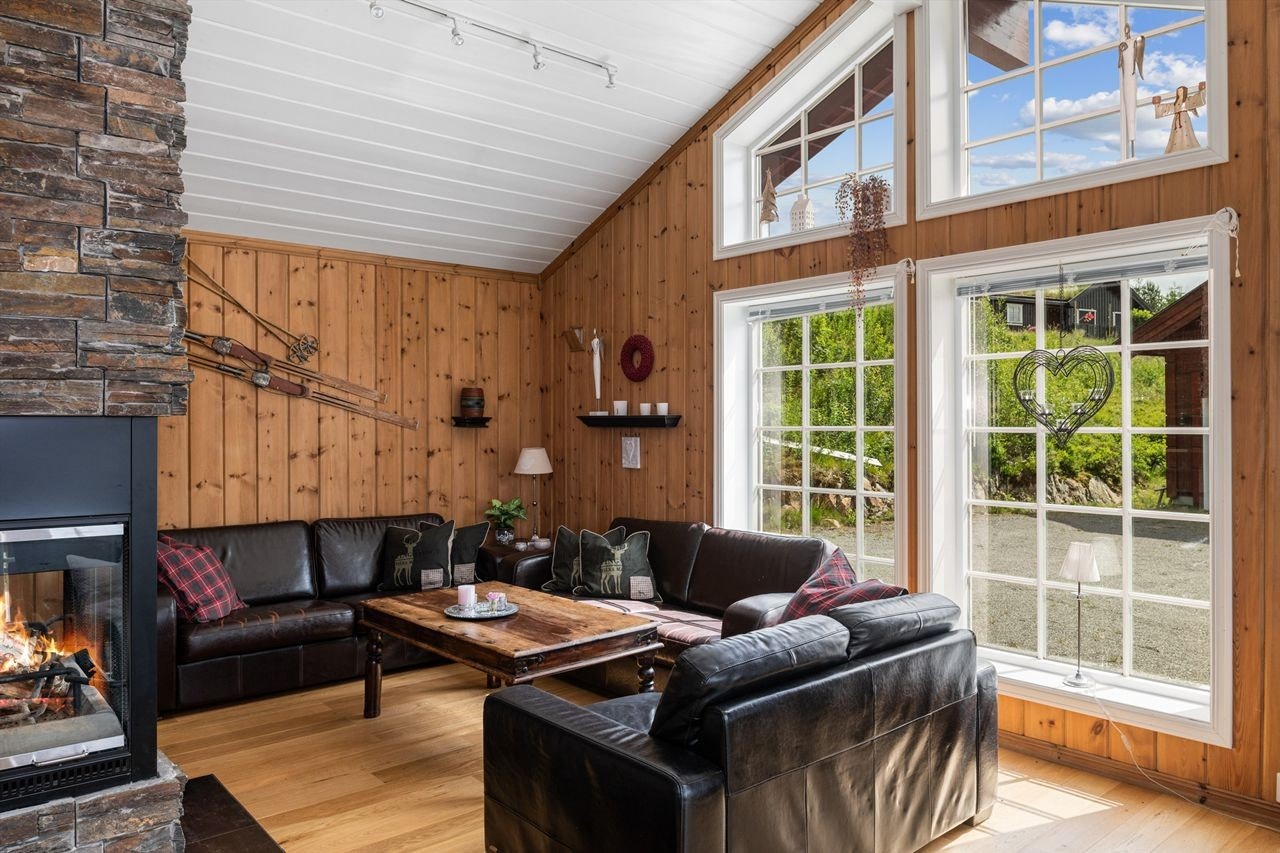 Stuen har god atmosfære med store vinduer mot sør og vest Galleribilde