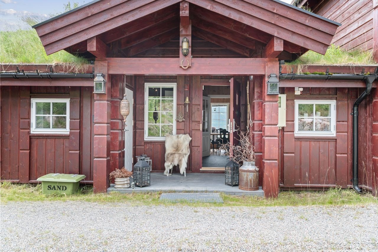 Tradisjonell byggestil med stavlaft, bindingsverk og torvtak Galleribilde