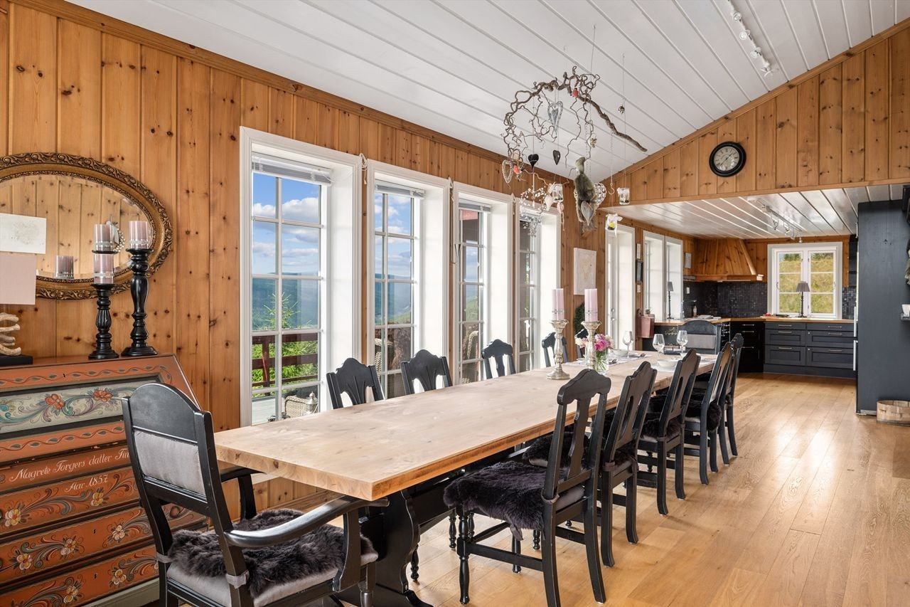 Generøst langbord - hit inviterer en gjerne til sosiale sammenkomster Galleribilde