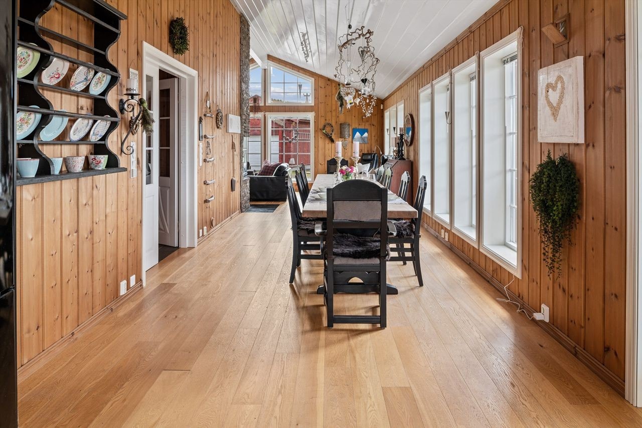 Hytta har god takhøyde og eksklusiv materialbruk - eikeparkett på gulvene Galleribilde