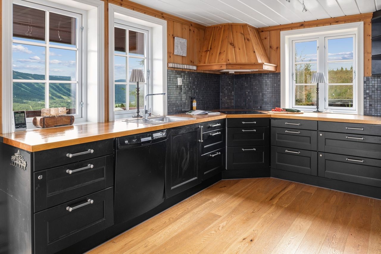 Kjøkkenet har gode arbeidssoner med fint lysinnslipp Galleribilde