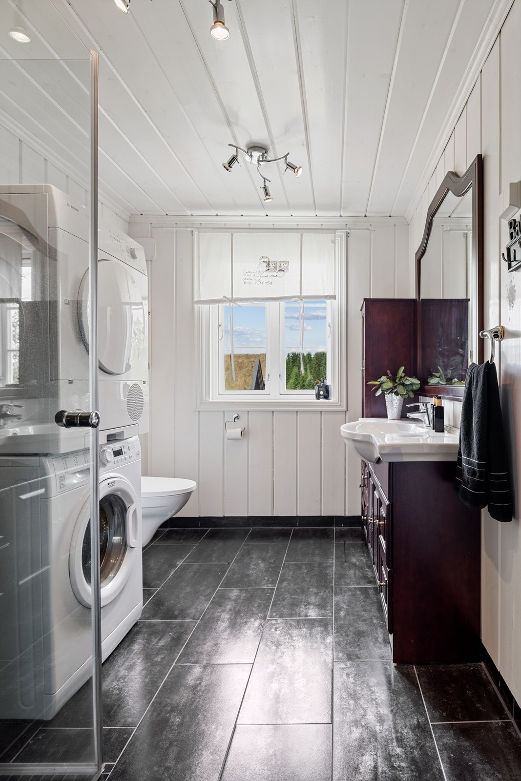 Et kombinert bad og vaskerom Galleribilde