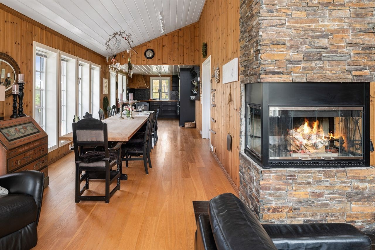 Det er en varm og lun stemning i den åpne romløsningen Galleribilde