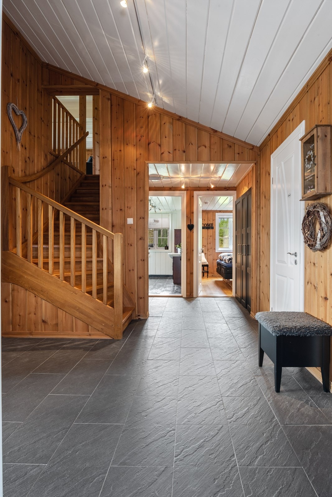 Luftig hall med skiferfliser på gulv Galleribilde