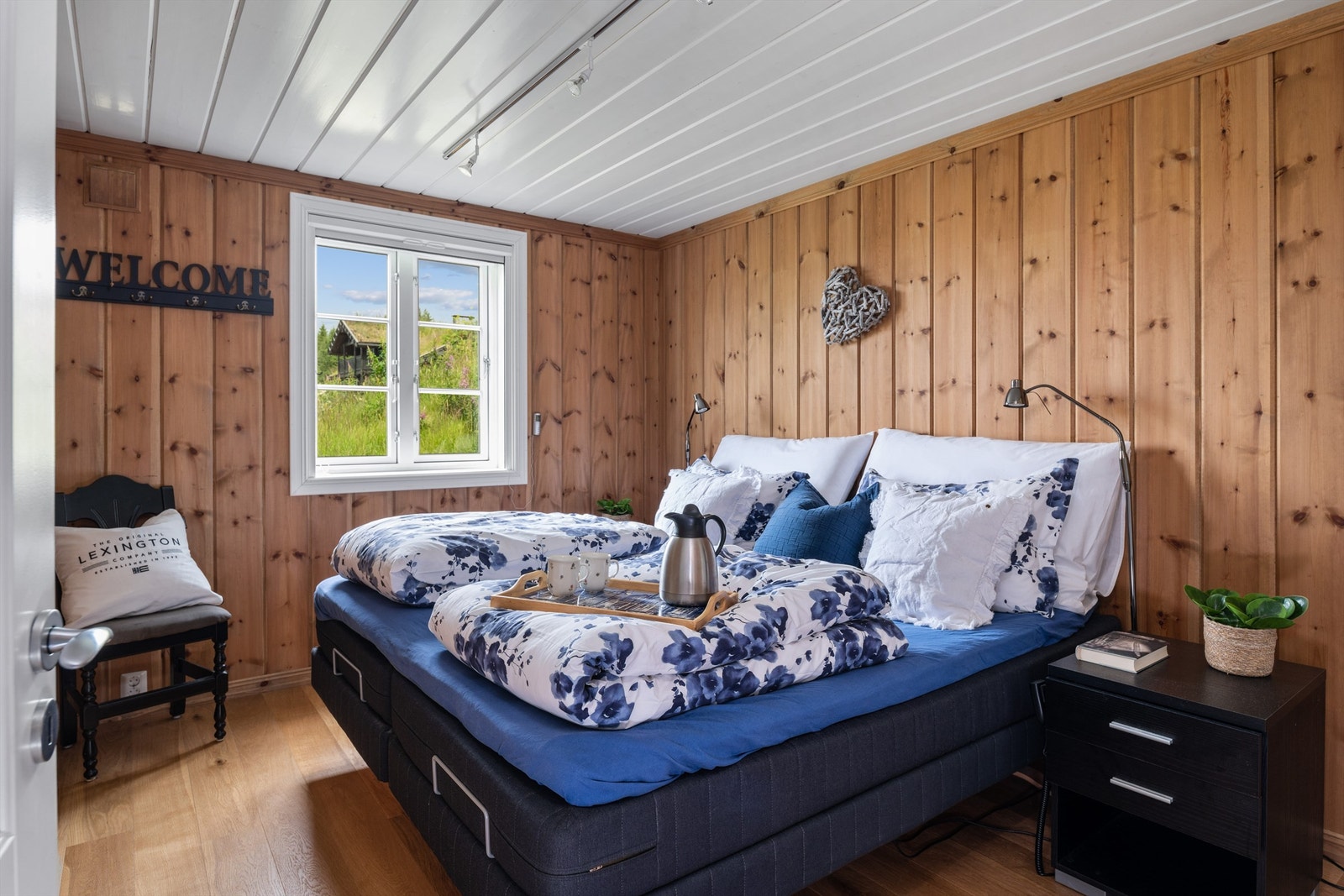 Hytta har 4 soverom - to rom i hver etasje Galleribilde