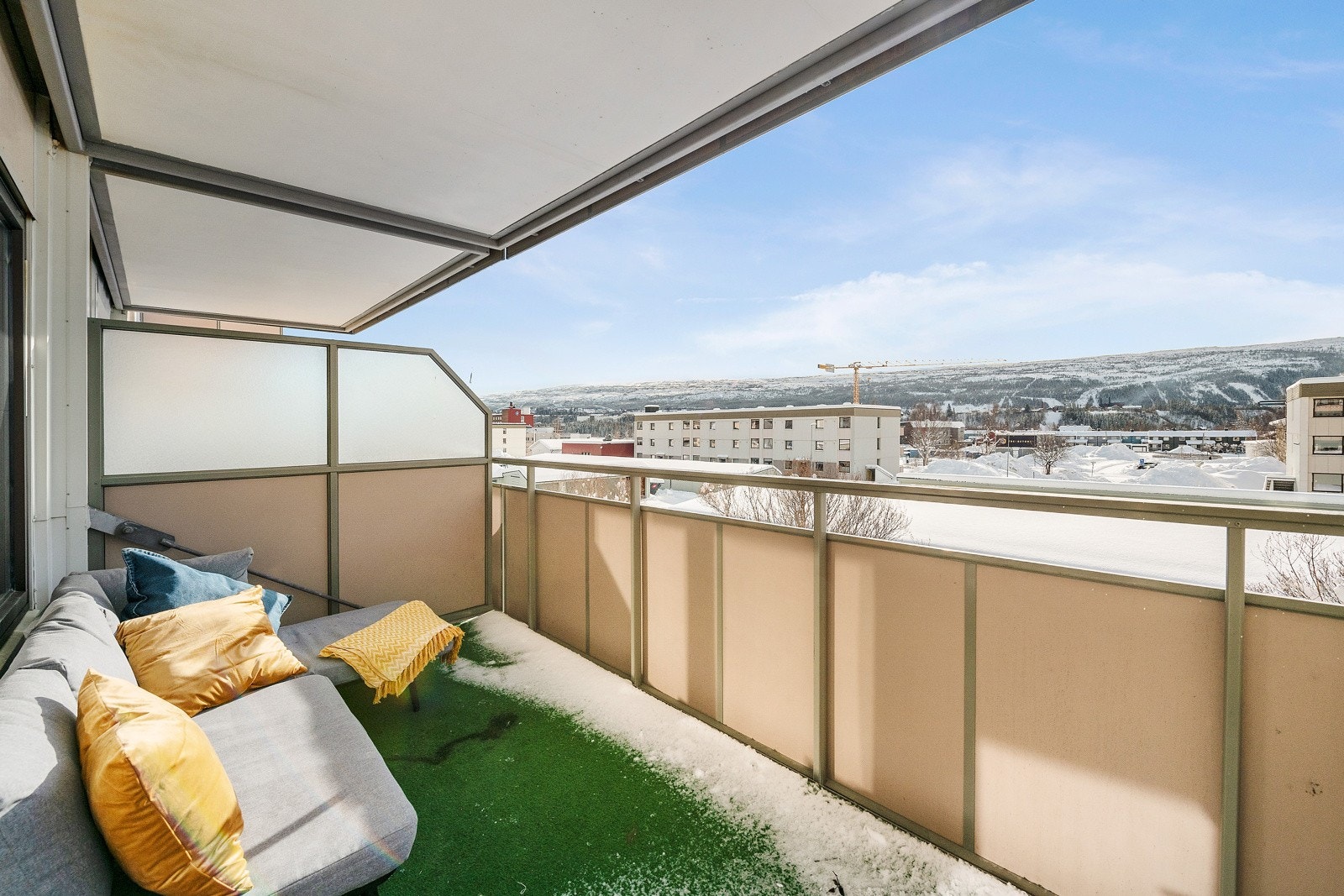 Fra stue er det utgang til balkong. Galleribilde