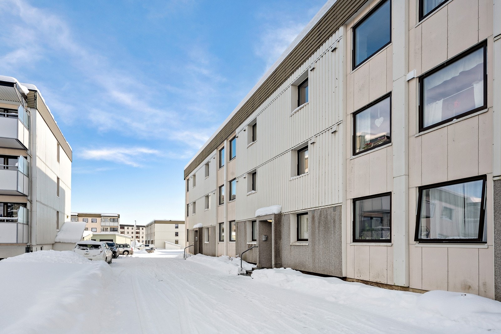 Fra leiligheten er det kort vei til sykehuset, dagligvarebutikk, frisør, skole, barnehage m.m. Galleribilde