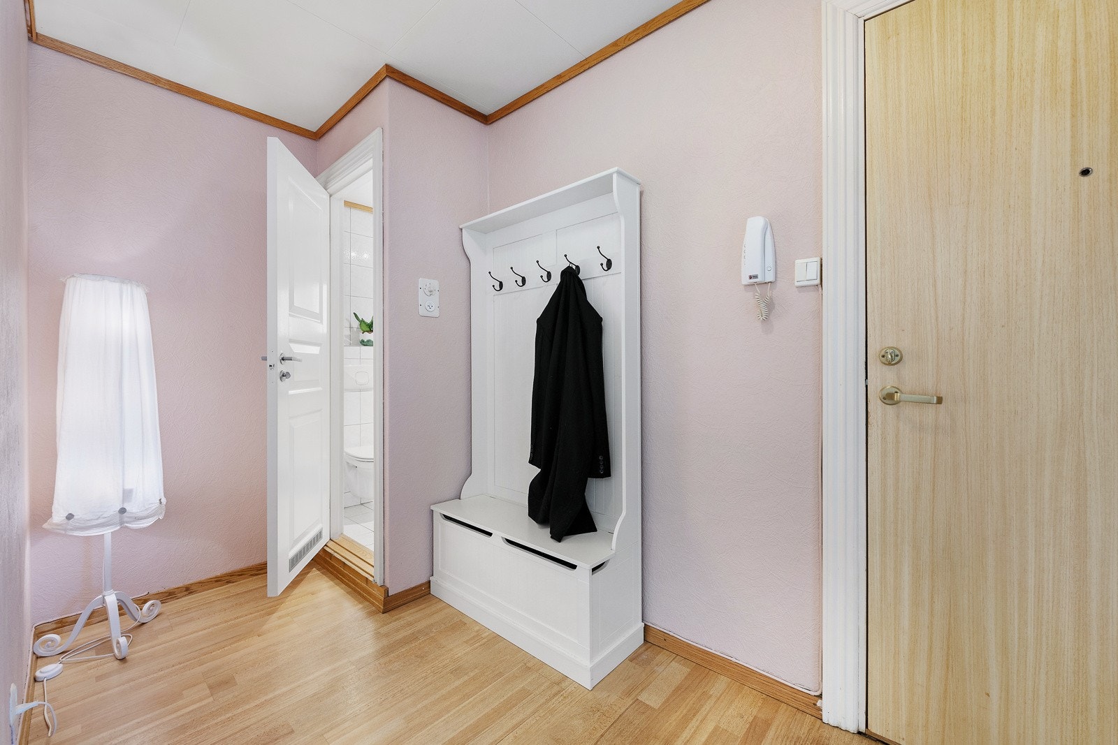 Innbydende entré med plass for å henge fra seg ytterklær. Dørcalling. Galleribilde