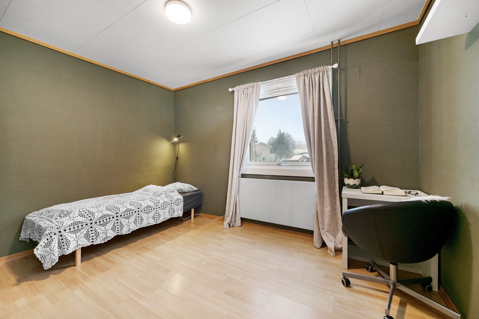 I den andre enden av leiligheten finner du soverom 2. Begge soverom er av god størrelse. Galleribilde