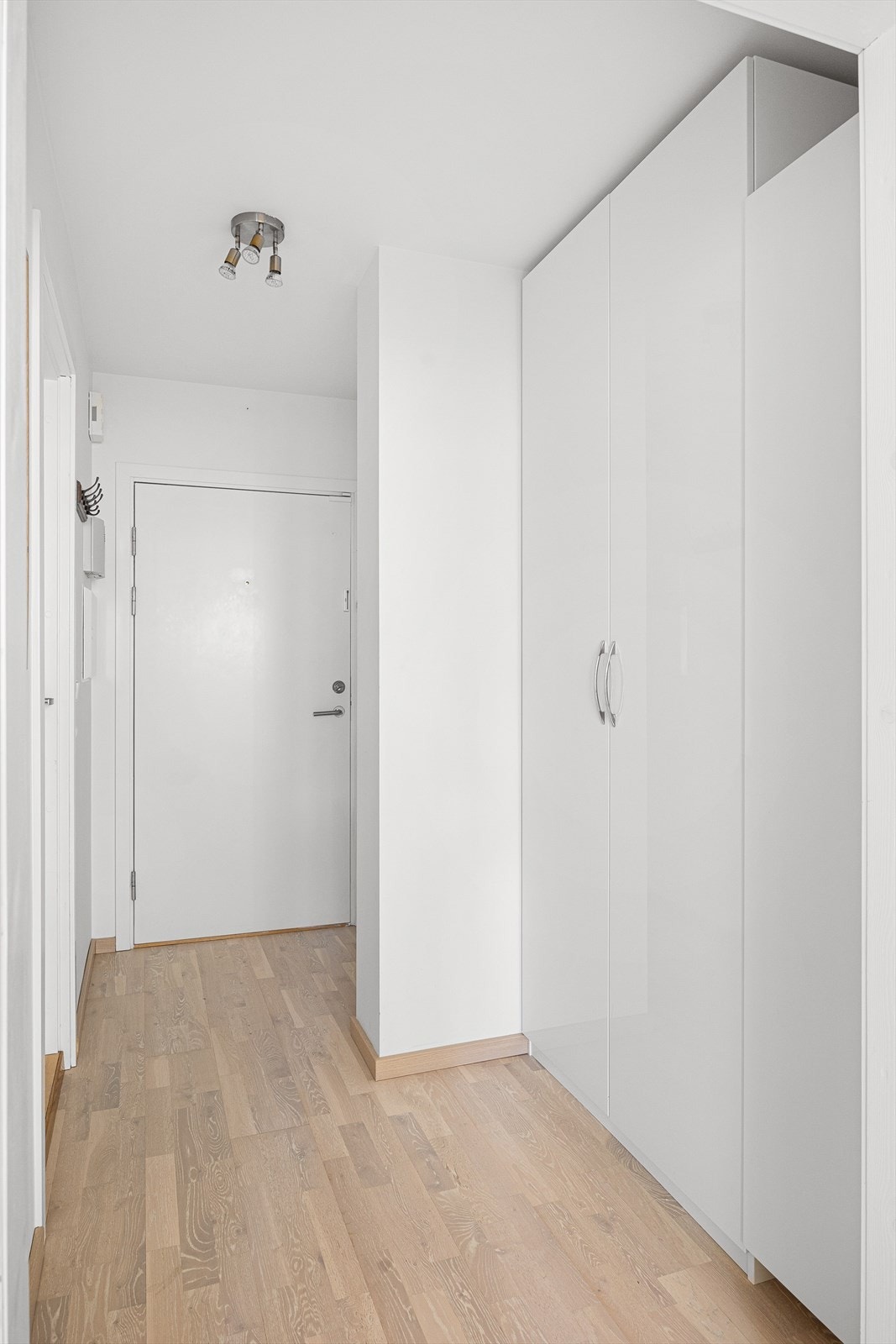 I gangen er det skap som gir masse lagringplass. I tillegg disponerer leiligheten en kjellerbod Galleribilde