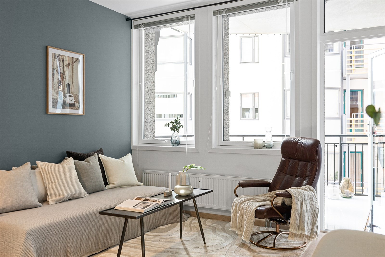 I stuen er det god plass til sofa med tilhørende møblement Galleribilde