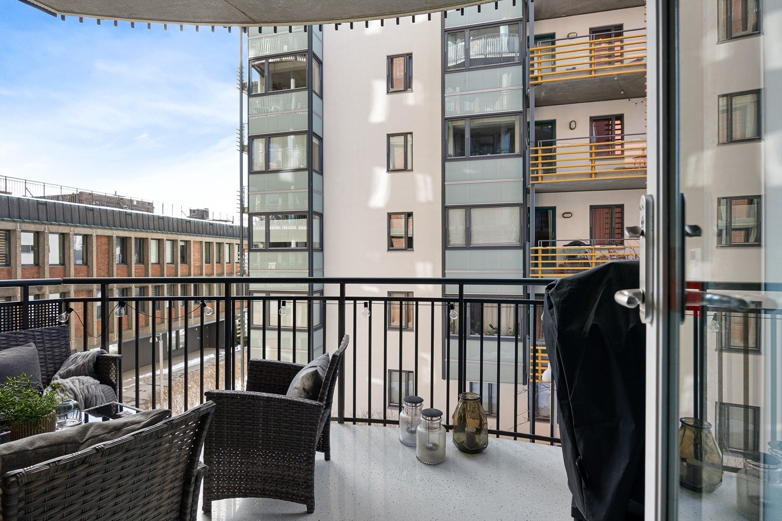 Fra stuen er det utgang til en vestvendt balkong på ca. 7,5 kvm Galleribilde