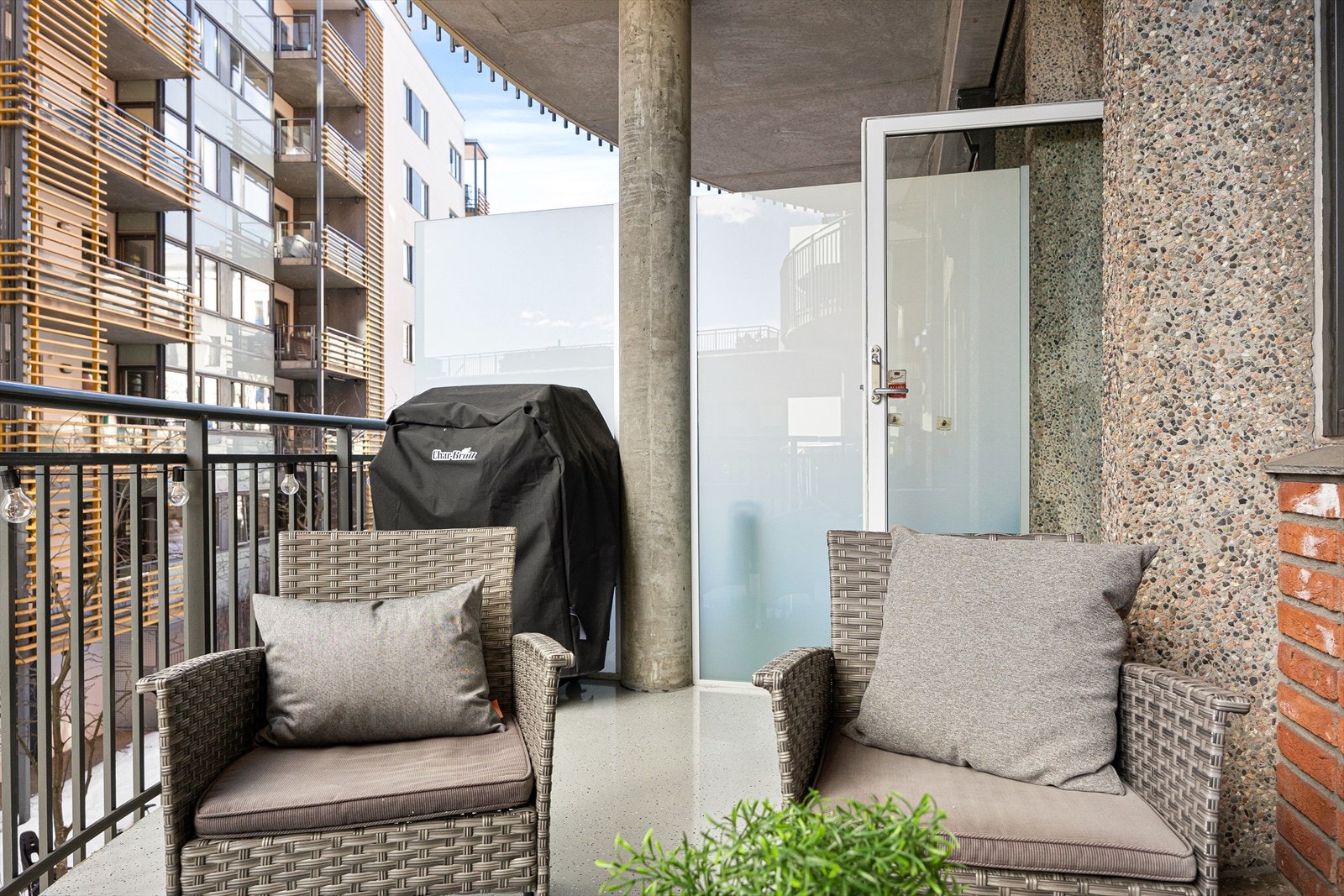 Leiligheten ligger i et bygg som ble gjort om til boliger i 2007 Galleribilde