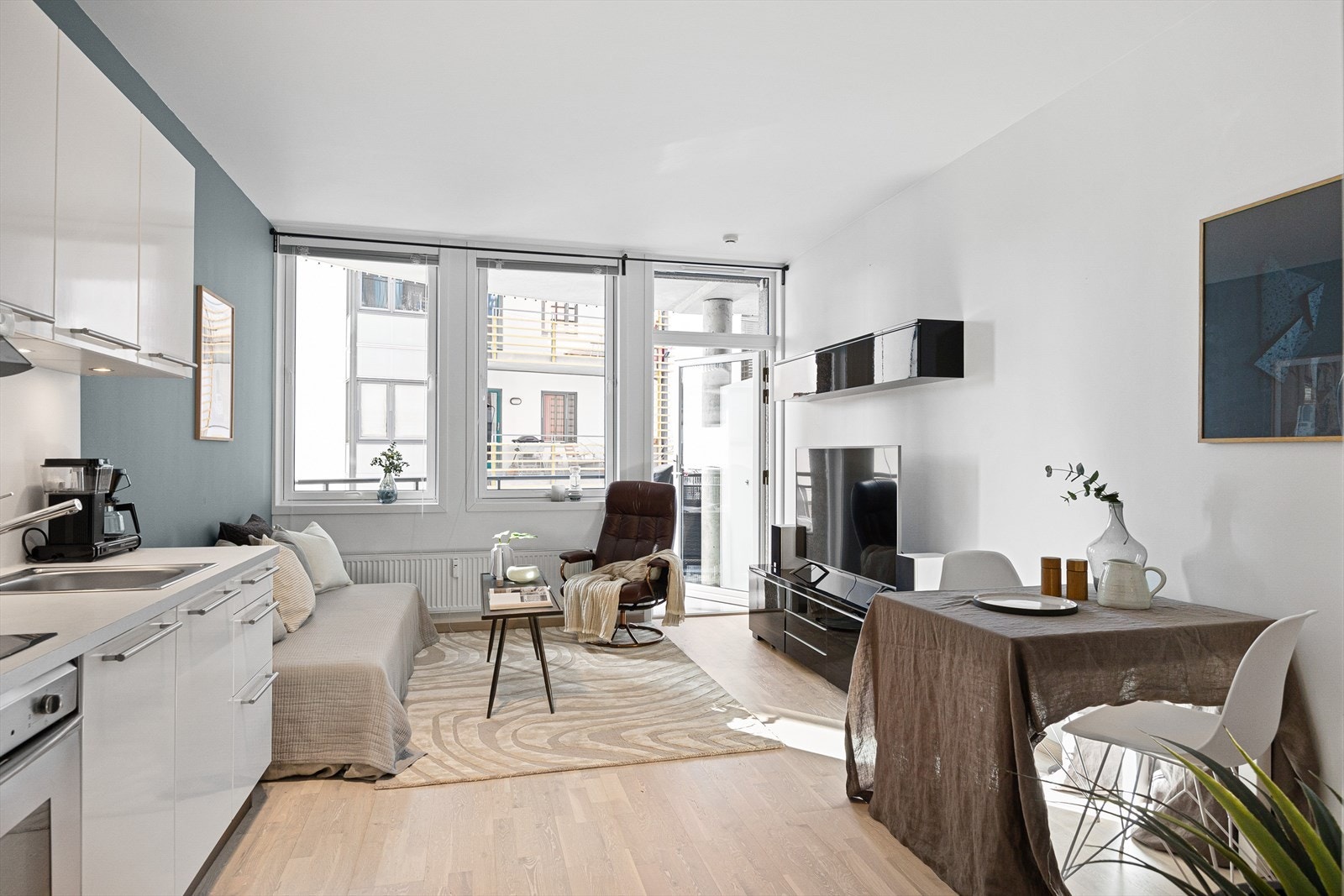 Rommet har takhøyde på 2,7 m, godt lysinnslipp og lyse overflater Galleribilde