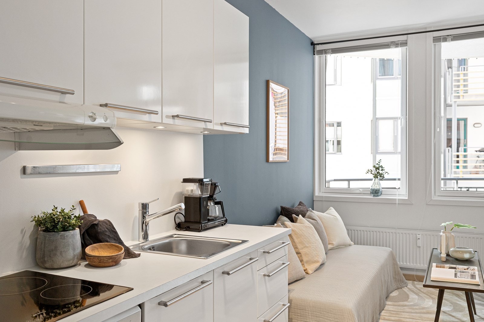 Kjøkken/stue med en arealeffektiv planløsning som enkelt innredes etter ønske og behov Galleribilde