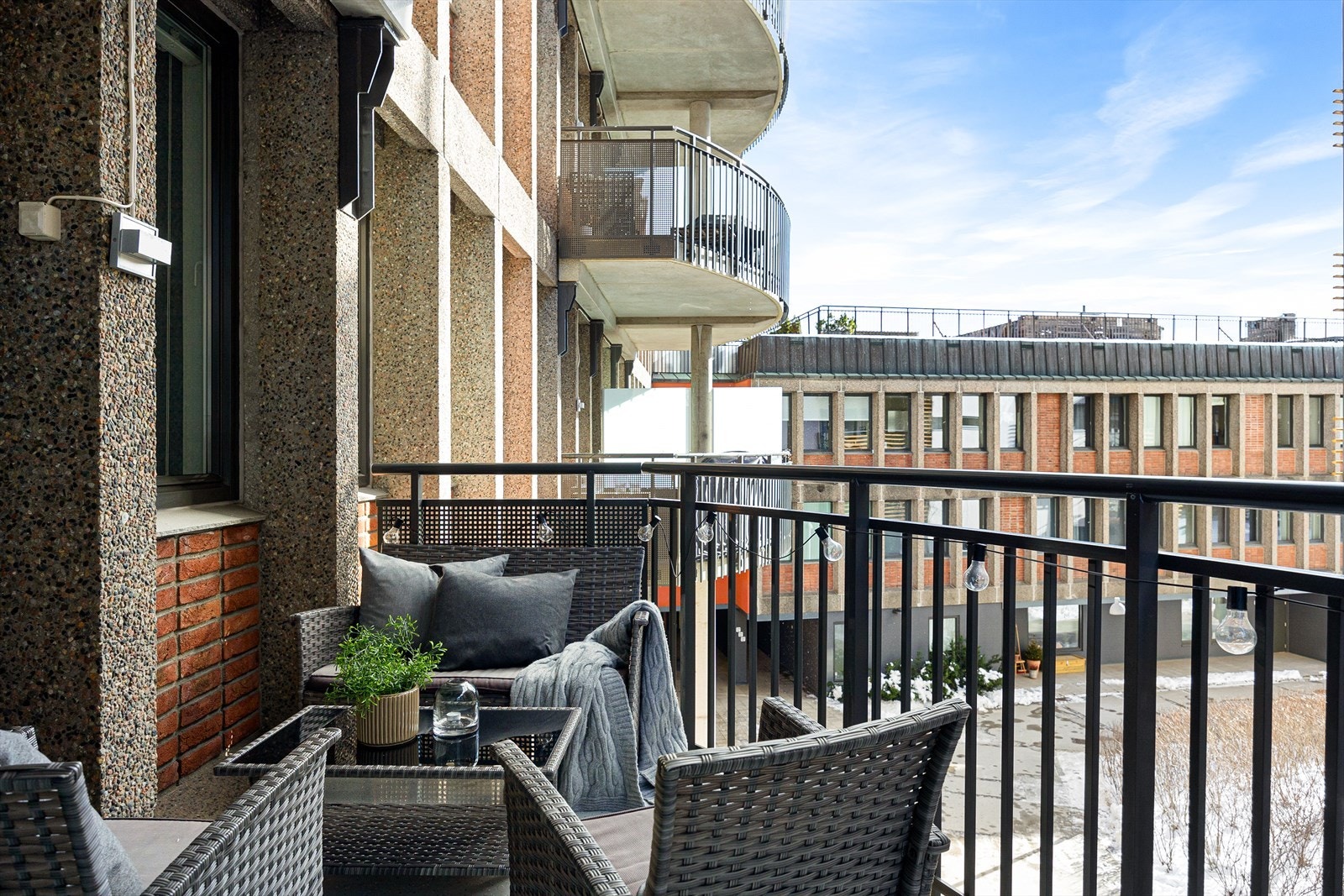 Her er det plass til utemøblement og beplantning Galleribilde