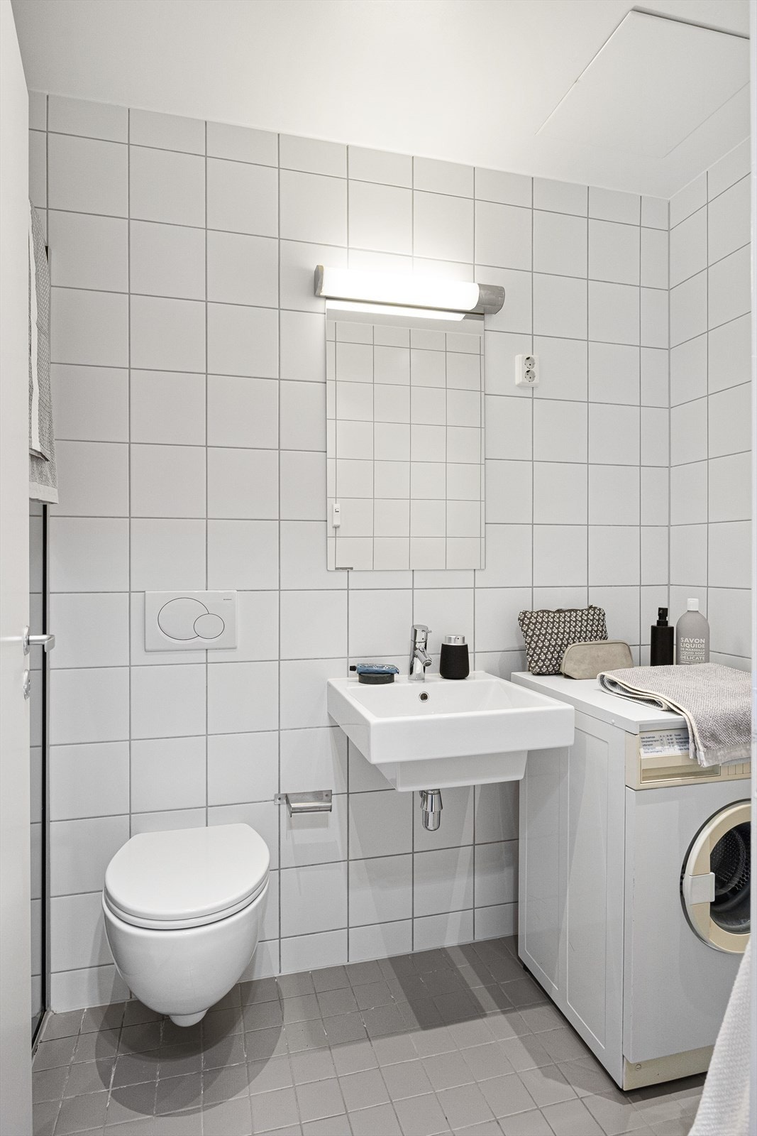 Pent baderom fra 2007 med flislagte overflater, vannbåren gulvvarme og downlights i himling Galleribilde