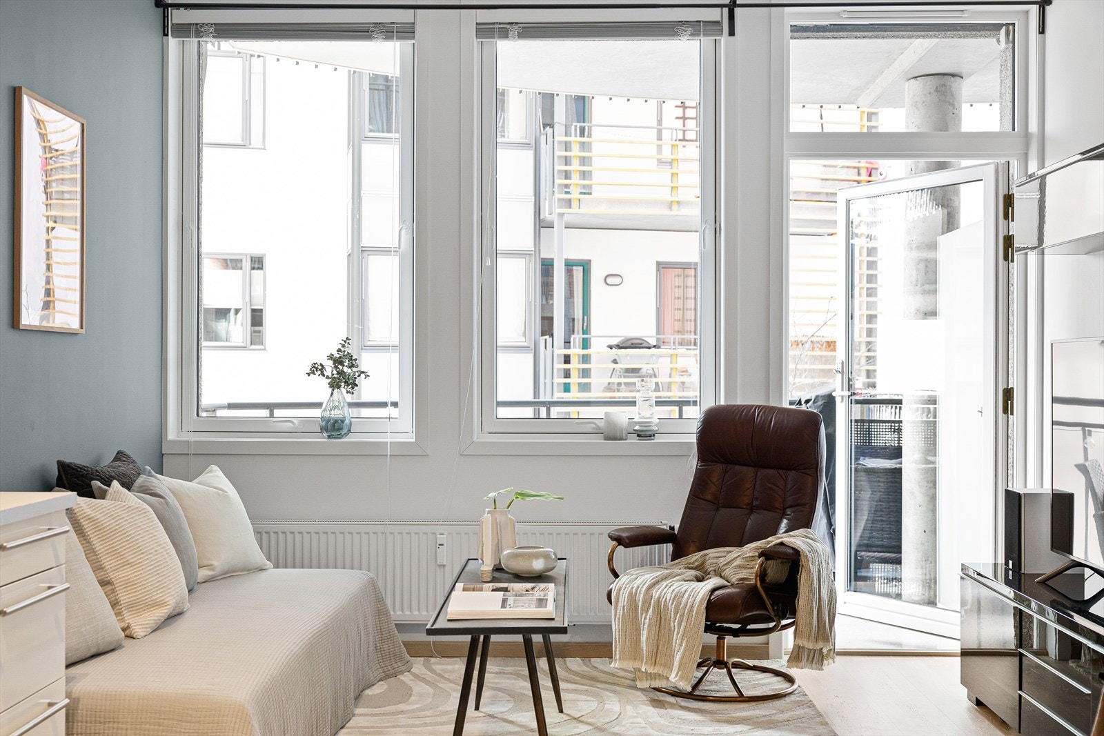 Leiligheten ligger i 2. etasje og inneholder entré, kjøkken, stue og bad Galleribilde