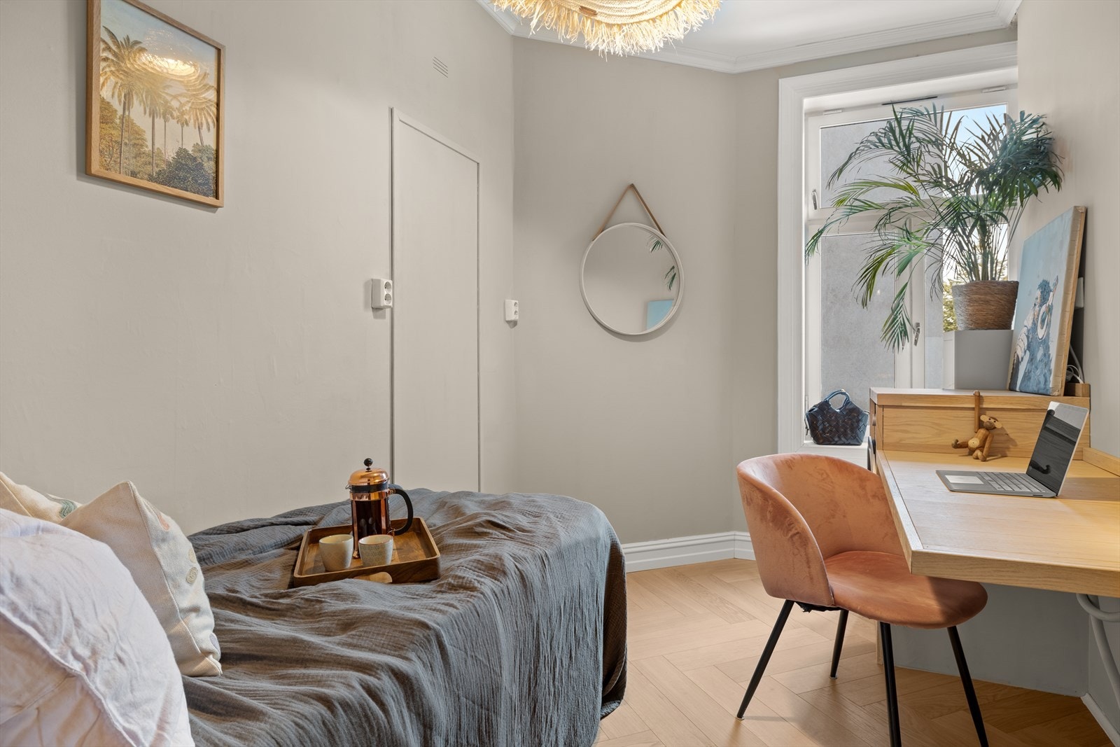 Boligens andre soverom rommer plass til seng og skrivebord Galleribilde