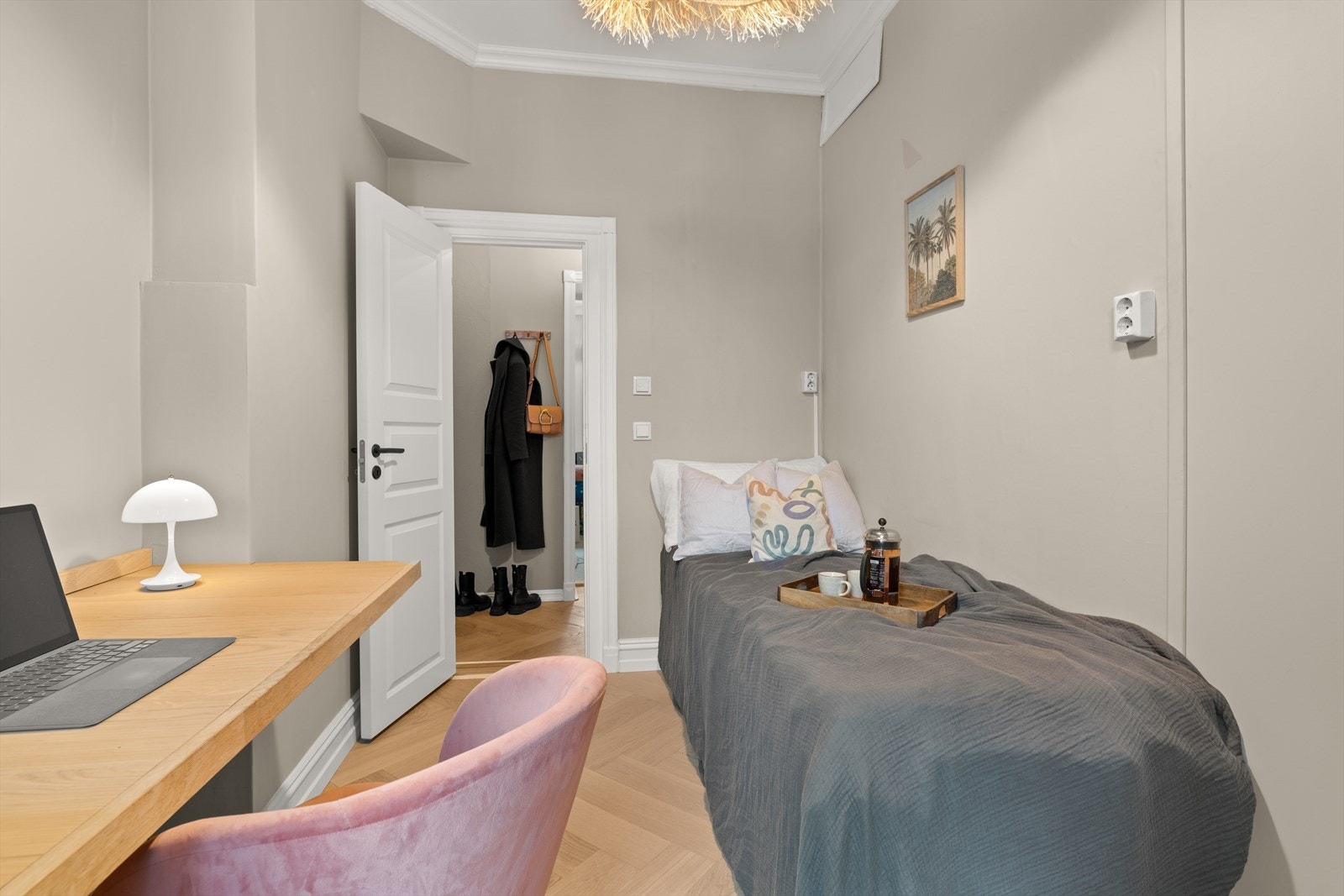 Rommet er av god størrelse og for mye naturlig lys inn Galleribilde