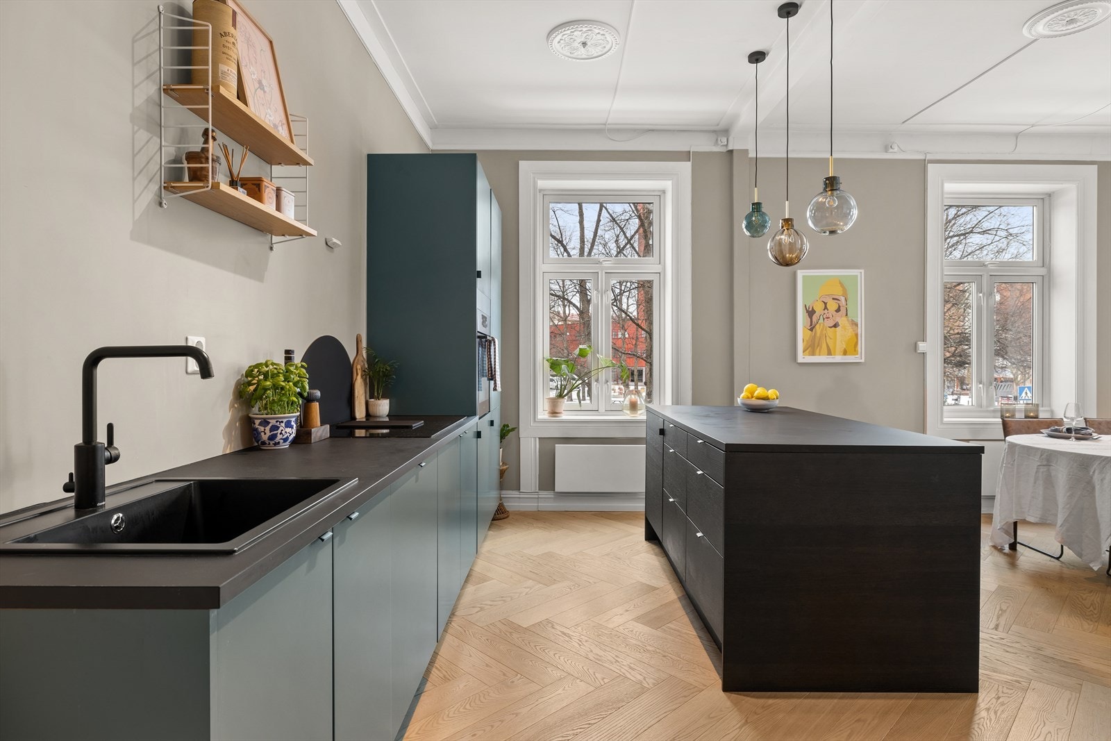 Lekkert Sigdal kjøkkeninnredning med rikelig med skap- og benkeplass Galleribilde