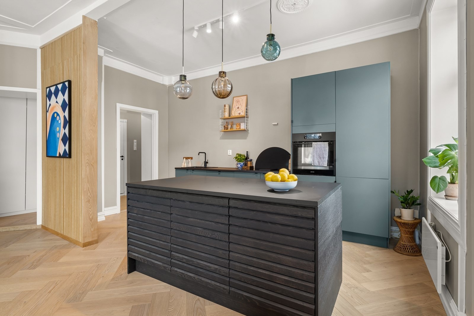 Kjøkkenøya har rikelig med oppbevaringsmuligheter fra begge sider Galleribilde