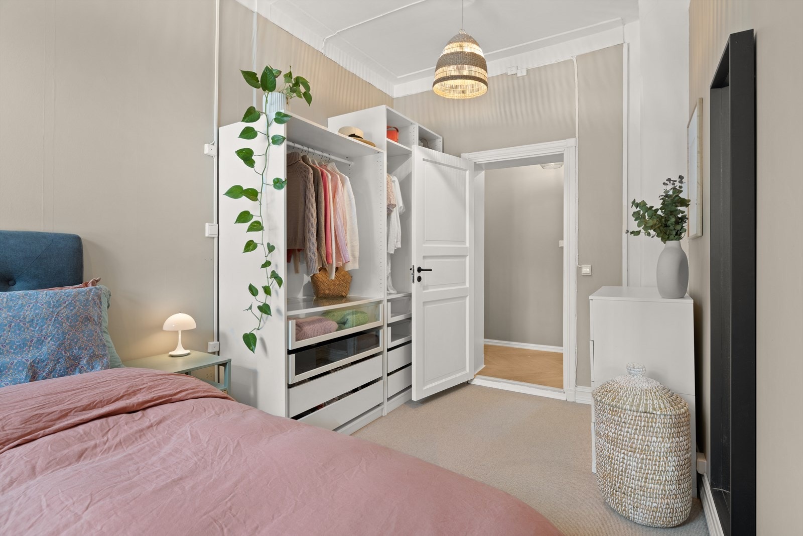 Romslig garderobelsøning som rommer god plass for oppbevaring Galleribilde