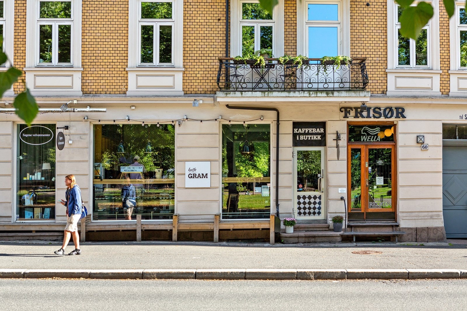 Et område med flere hyggelige butikker og kaffe og spiseplasser Galleribilde