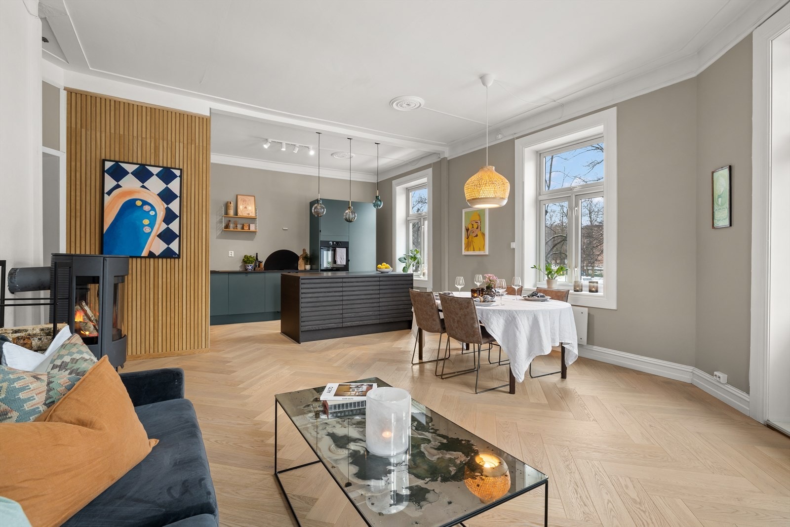 En lys og romslig stue med god plass til sofagruppe og spiseplass Galleribilde