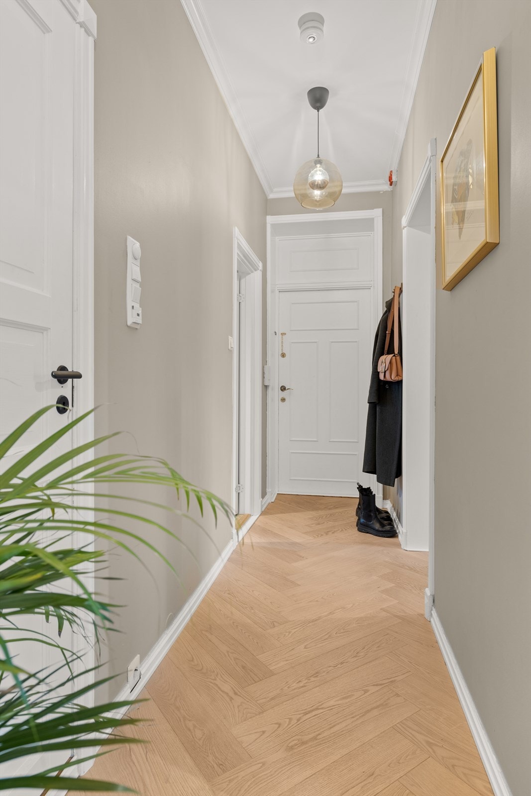 Lys og innbydende entré hvor du enkelt kan henge fra deg yttertøyet Galleribilde