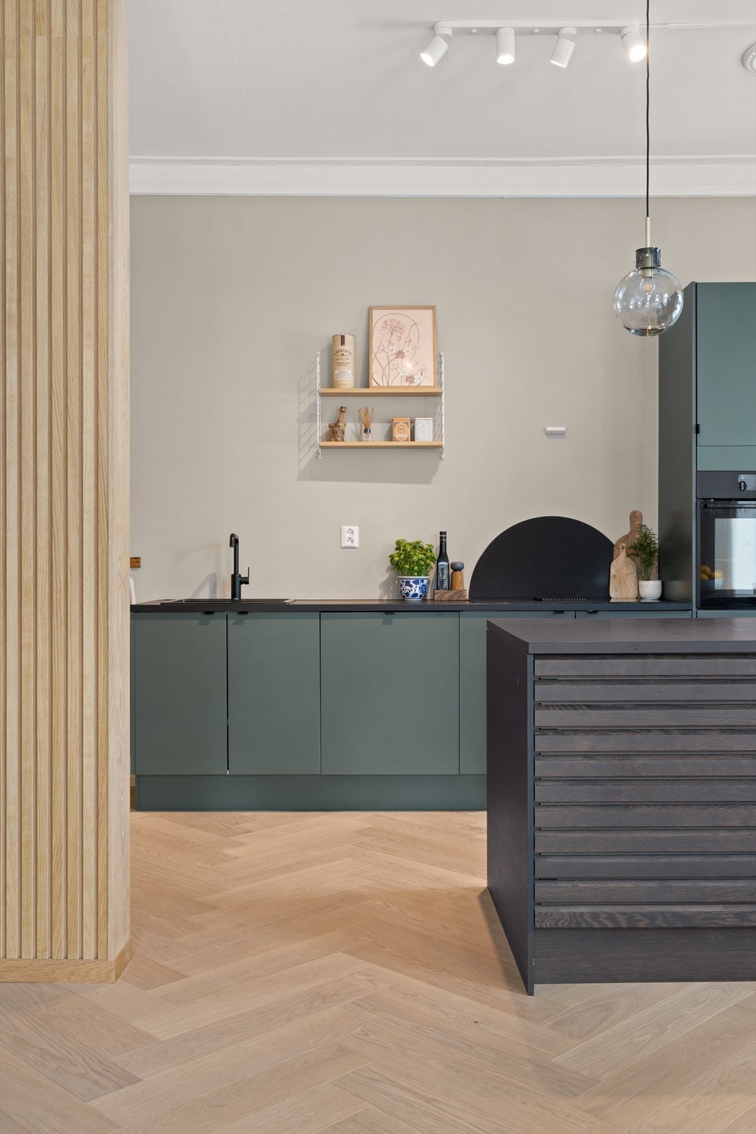 Leiligheten har en gjennomgående god standard med moderne farge og interiørvalg Galleribilde