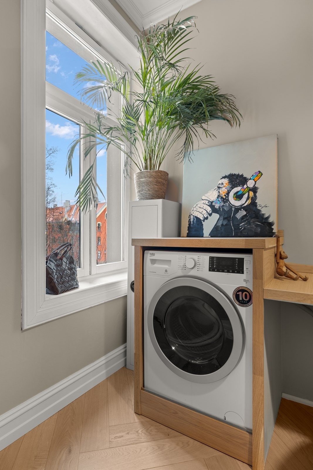 Praktisk løsning for vaskemaskin på boligens minste soverom Galleribilde