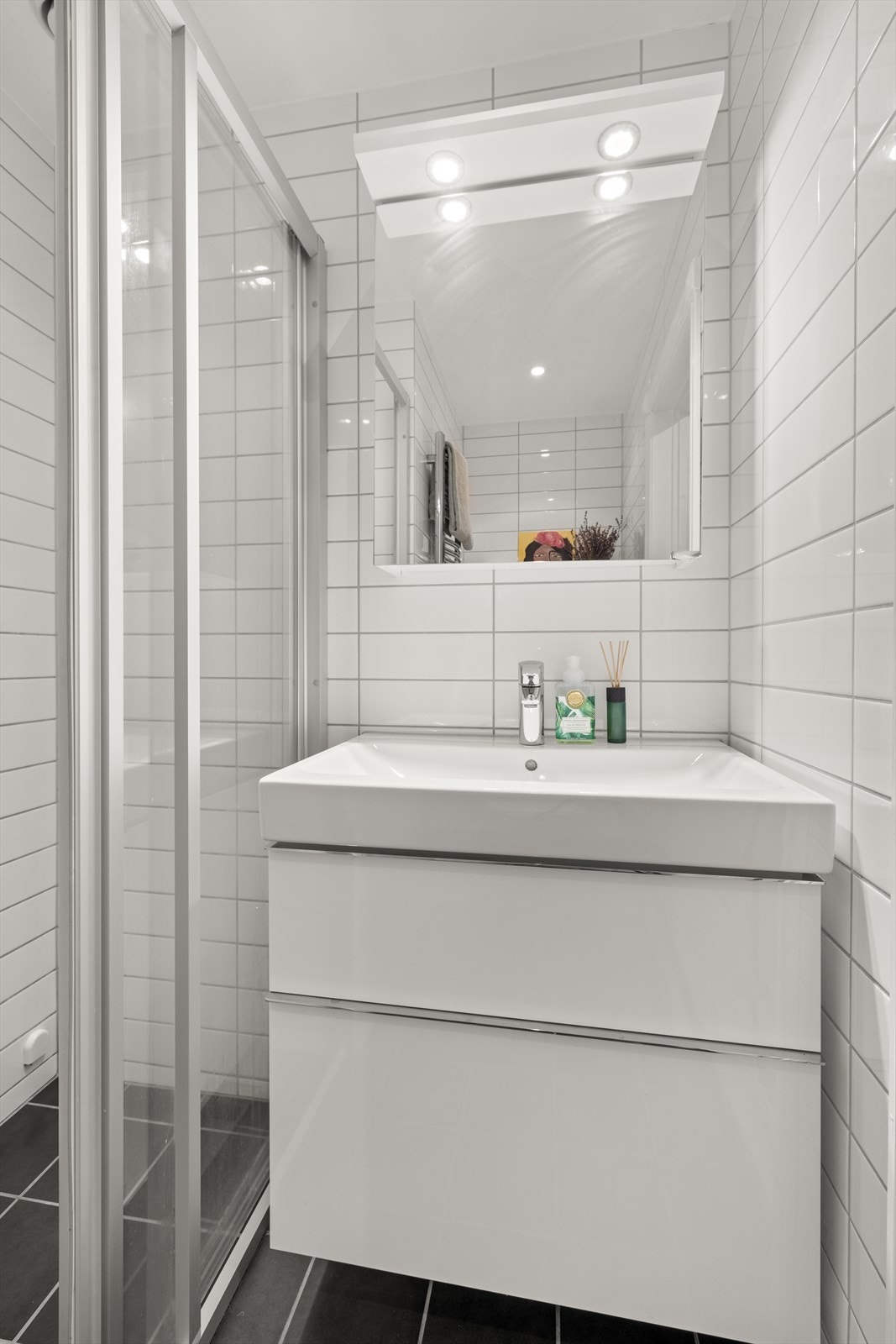 Badet holder et tidløst preg og har varmekabler i gulv Galleribilde