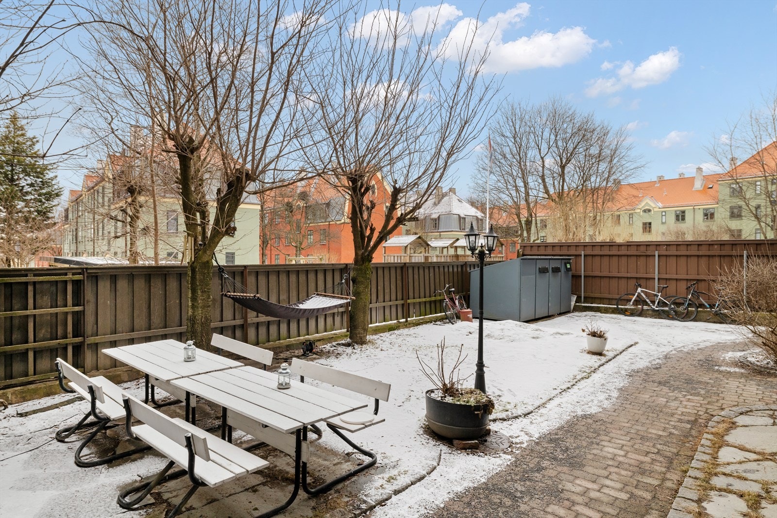 Borettslaget har en svært hyggelig bakgård hvor det arrangeres hyggelige sammenkomster med andelseierne Galleribilde