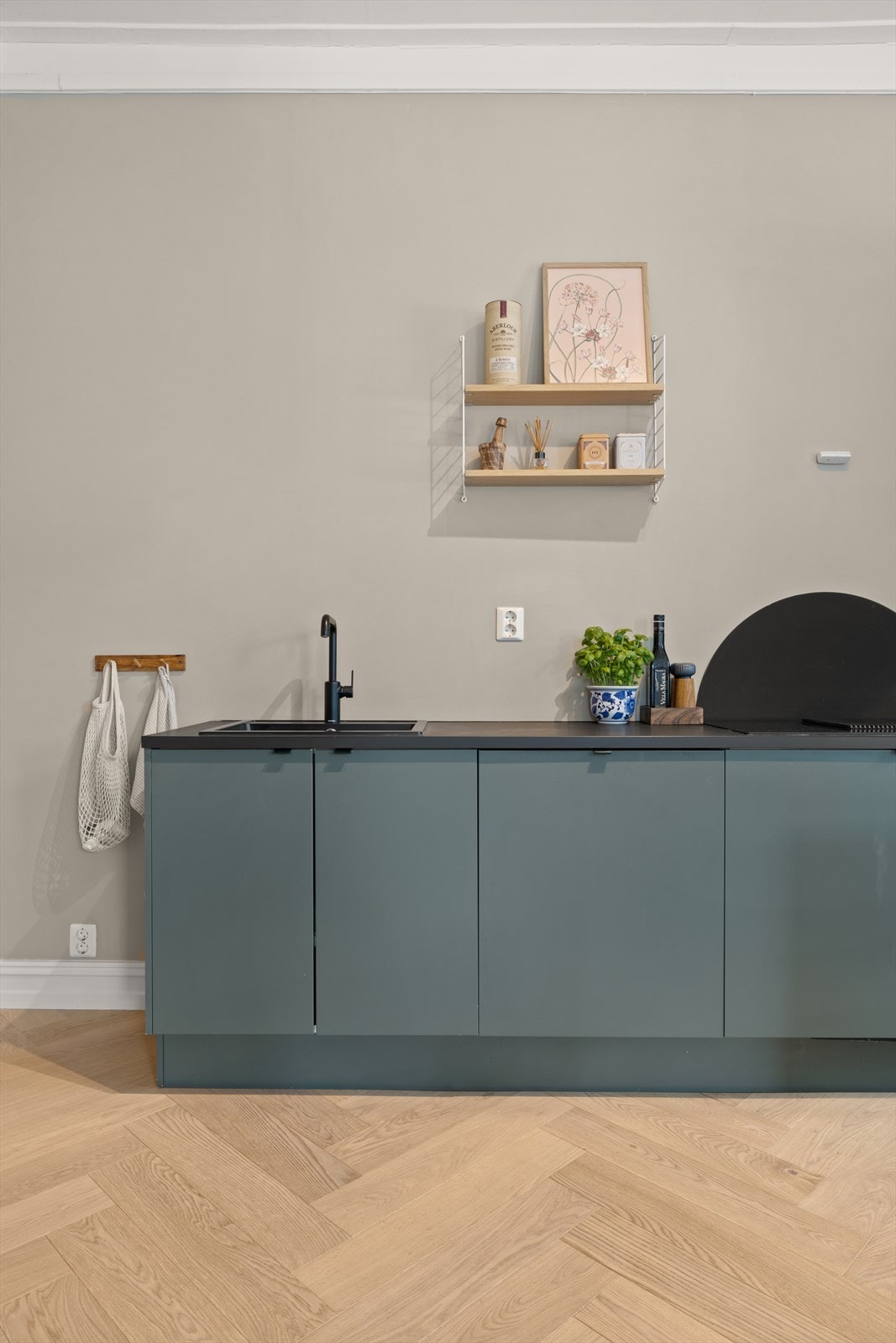 Kjøkkenet er nytt fra 2020 med integrerte hvitevarer som stekeovn, koketopp m/avtrekksventilator, oppvaskmaskin og kjøl-/fryseskap Galleribilde