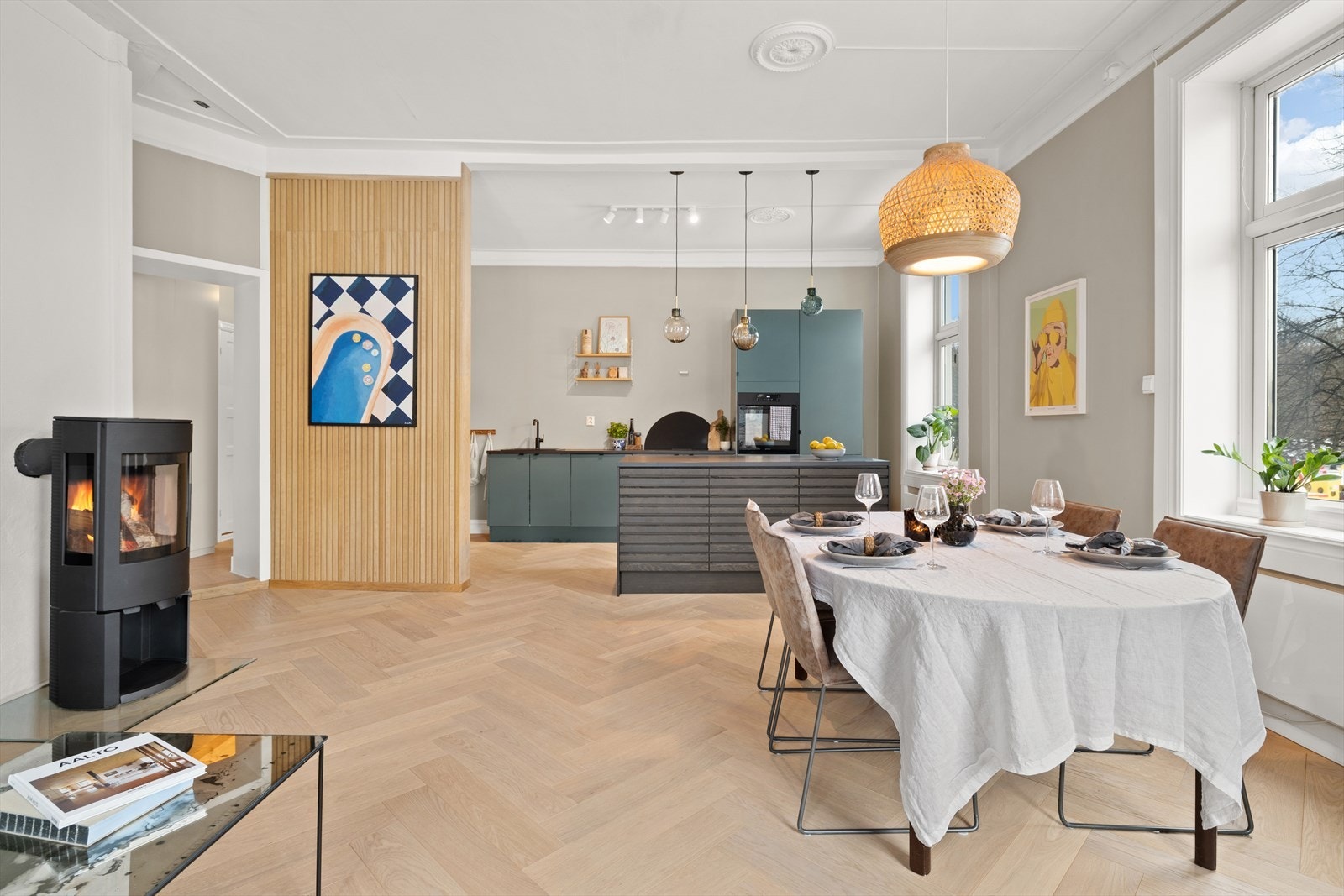 Lekkert gjennomgående fiskebeinseikeparkett Galleribilde