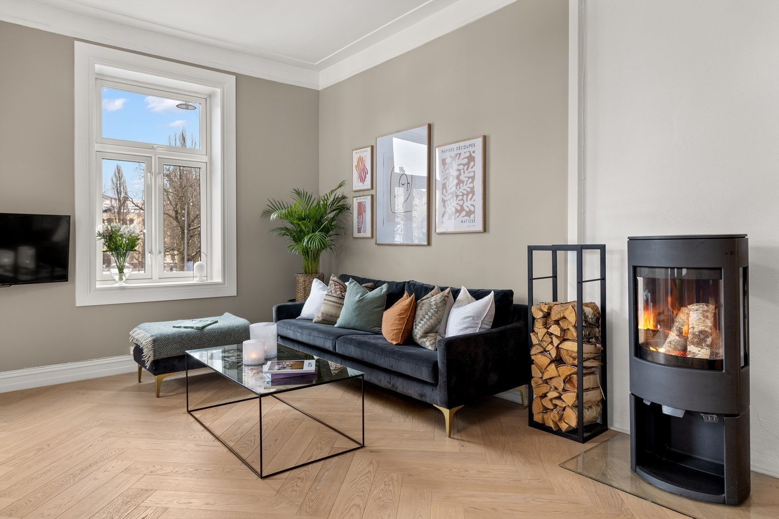 Stuen har god plass til sofagruppe ed tilhørende møblement Galleribilde